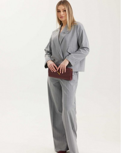 Брюки женские серого цвета в полоску