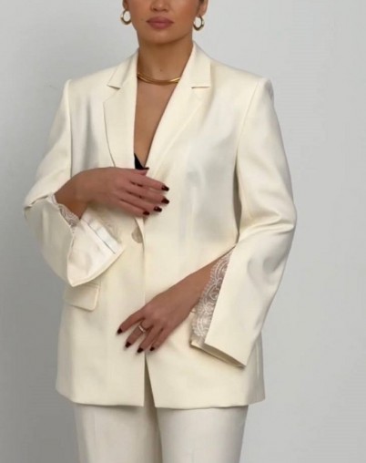 Жакет женский с элементами кружева на рукавах светлого цвета