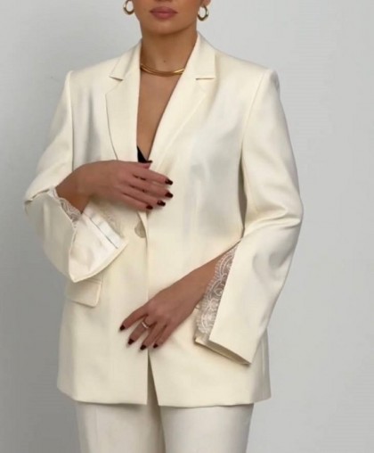 Жакет женский с элементами кружева на рукавах светлого цвета