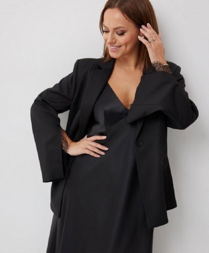 Жакет женский с элементами кружева на рукавах черного цвета