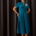 Платье женское изумрудного цвета полуприталеного силуэта