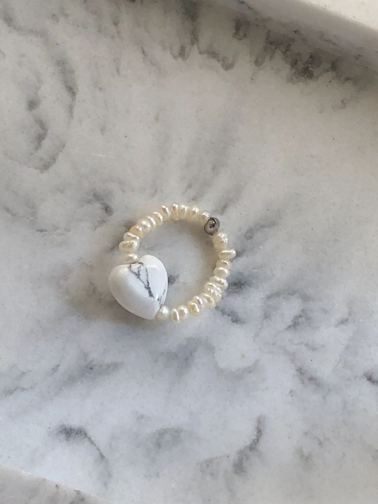 Кольцо из натурального жемчуга с говлитом в виде сердца