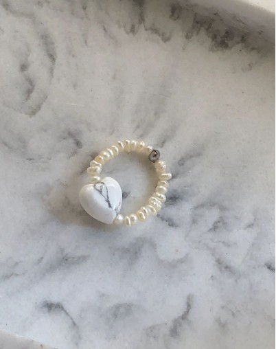 Кольцо из натурального жемчуга с говлитом в виде сердца