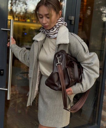 Бомбер женский светлого цвета