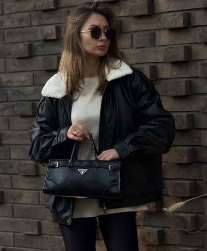 Бомбер из экокожи черного цвета